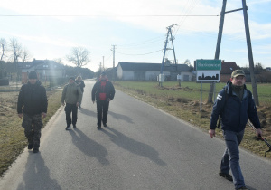 Uczestnicy Rajdu na drodze z Barkowic